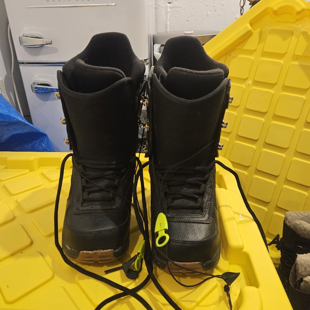 Forum Black Lace-Up Snowboard Boots Men's Size 5